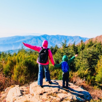 Una mamma con il figlio nel parco naturale del Montseny, Catalogna.