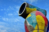Particolare della scultura “Donna e uccello” nel Parco Joan Miró