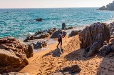 Excursionista em Platja d'Aro. Costa Brava, Girona