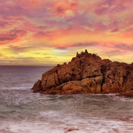 "Roca Grossa sur la plage de las Rocas de Calella "