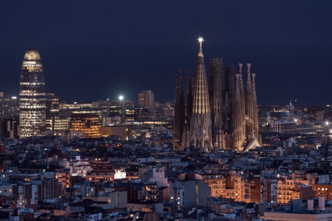 Vista noturna da Sagrada Família e da Torre Glòries, em Barcelona, Catalunha