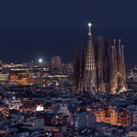 Sagrada Familia und Torre Glòries bei Nacht, Barcelona, Katalonien