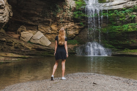 Un turista contempla una cascata a Rupit, Barcellona