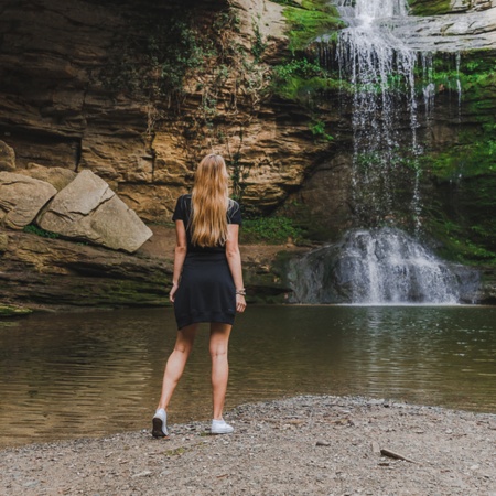 Un turista contempla una cascata a Rupit, Barcellona