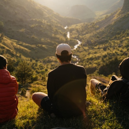 Senderistas contemplando el paisaje en los pirineos catalanes