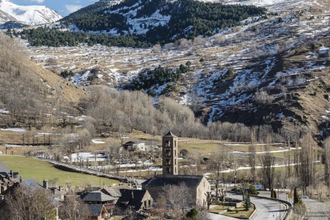 Romański kościół Sant Climent w centrum Taüll (prowincja Lleida, Katalonia)