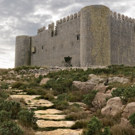 Zamek w Torroella de Montgri (prowincja Girona, Katalonia)