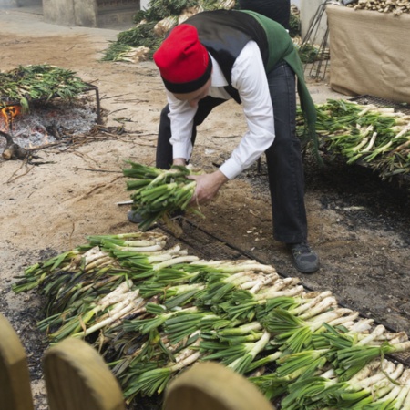 Photo d'une « calçotada » traditionnelle à Valls (province de Tarragone, Catalogne)