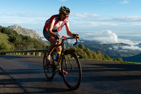 Radfahrer am Bergpass Angliru in Asturien