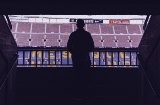 Ein Fan betritt das Stadion Camp Nou in Barcelona