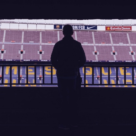 Aficionado entrando en el estadio Camp Nou de Barcelona