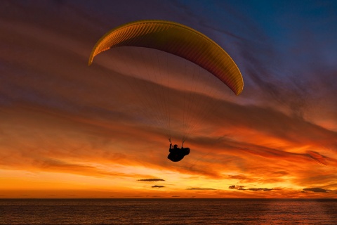 Parapente ao pôr do sol