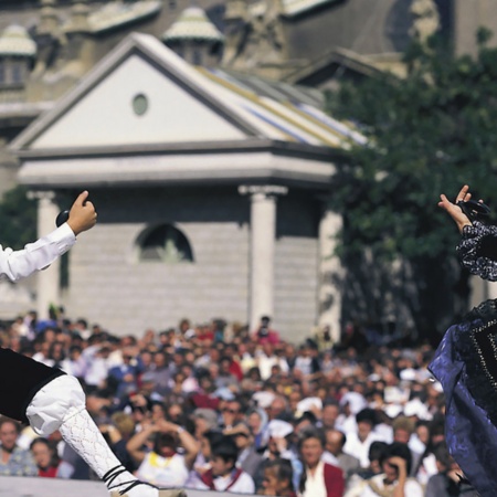 Bailes regionales en las Fiestas del Pilar de Zaragoza