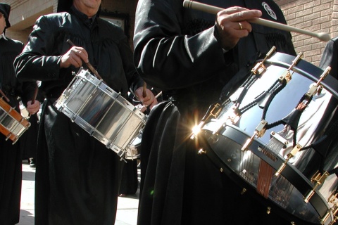 Trommeln während der Karwoche in Híjar (Teurel, Aragonien)