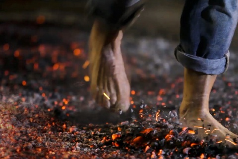 Der Lauf über die Glut ist eine Tradition beim Feuerlauffest in San Pedro Manrique (Soria, Kastilien-León)