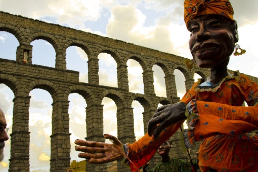 A past edition of Titirimundi, across from the Segovia Aqueduct