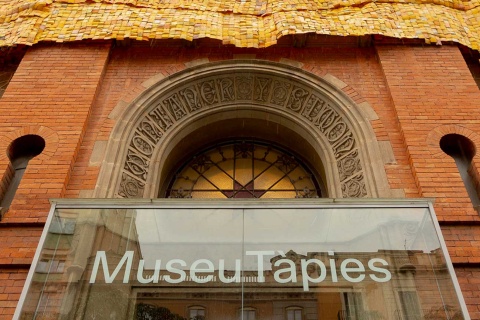 Façana del Museu Tàpies intervingut per Serge Attukwei Clottey amb la instal·lació “Més enllà de la pell” , Barcelona, 2024