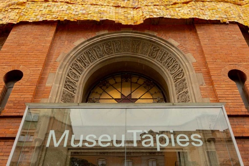 Fassade des Museums Tàpies nach der Installation von Serge Attukwei Clottey im Rahmen der Installation „Més enllà de la pell“ in Barcelona, 2024