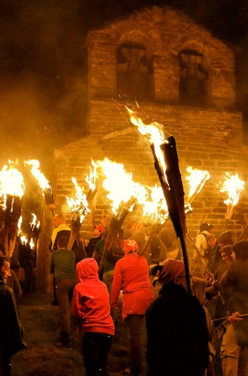 Święto ognia w czasie przesilenia letniego w Pirenejach. Vall de Boí (Lleida)