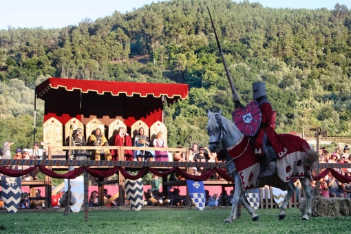 Lanzenstechen auf dem Fest »Festa da Istoria« in Ribadavia (Ourense, Galicien)