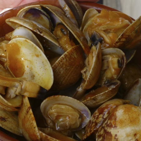 Vongole stufate, uno dei piatti tipici della Festa dei frutti di mare di O Grove (Pontevedra, Galizia)