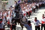 カラバカ・デ・ラ・クルスで行われるワイン馬の祭