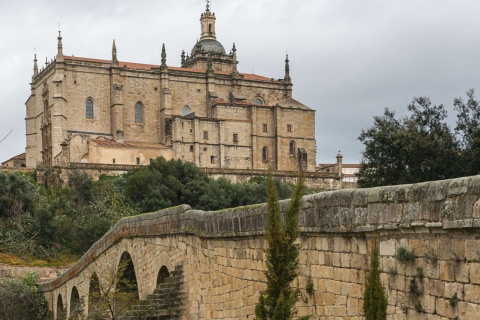 Kamienny most i katedra Santa María de la Asunción w Coria (Cáceres, Estremadura)