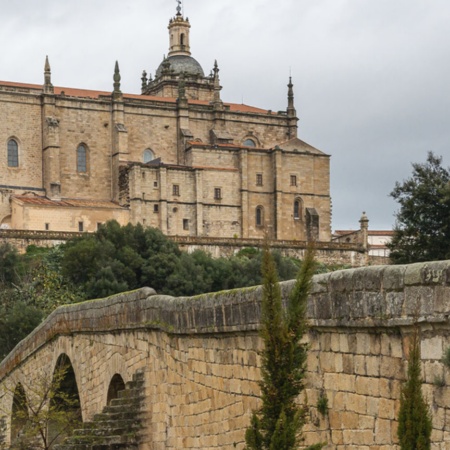 Puente de piedra y Catedral de Santa María de la Asunción en Coria (Cáceres, Extremadura)