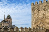 Vue de l’église Santa Ana depuis les remparts de Jerez de los Caballeros, dans la province de Badajoz (Estrémadure)