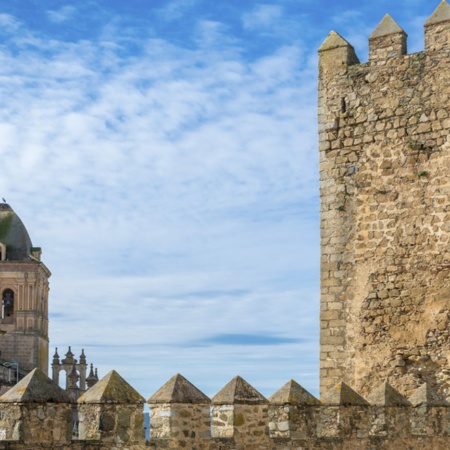 Blick auf die Kirche Santa Ana von der Stadtmauer von Jerez de los Caballeros in Badajoz aus gesehen (Extremadura)