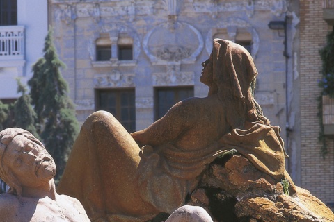 Detalle del Monumento al Agua y a la Tierra en Don Benito