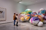Des touristes visitent le musée d'art contemporain Helga de Alvear à Cáceres, Estrémadure