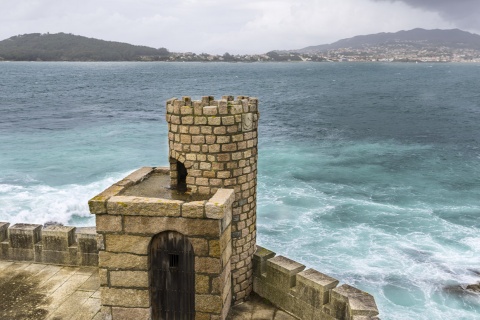 Baiona (Pontevedra, Galicien) von der Festung von Monterreal aus gesehen