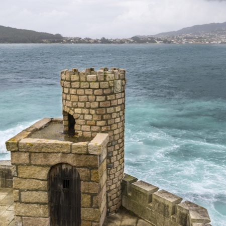 Vue de Baiona (province de Pontevedra, Galice) depuis la forteresse de Monterreal