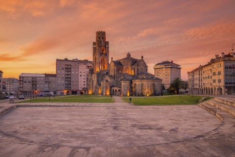 Vue panoramique de Carballiño avec le temple de Veracruz au premier plan, dans la province d’Ourense (Galicie)