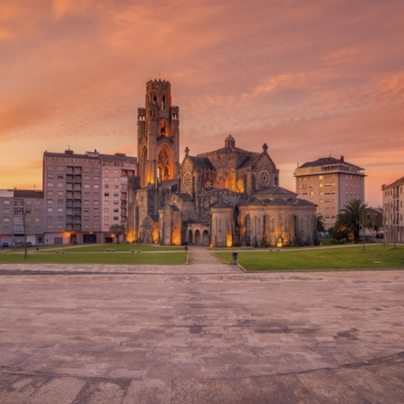 El Templo de la Veracruz presidiendo la panorámica de Carballiño, en Ourense (Galicia)