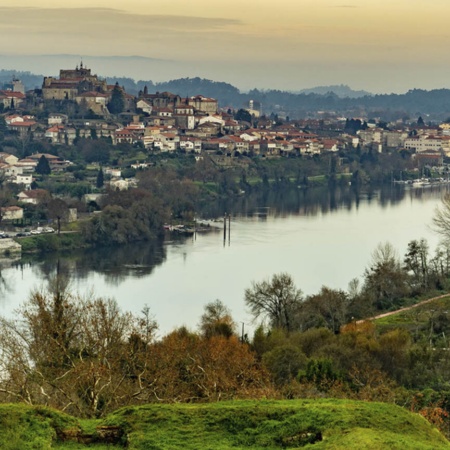 "Vue panoramique de Tui (province de Pontevedra, Galice) "