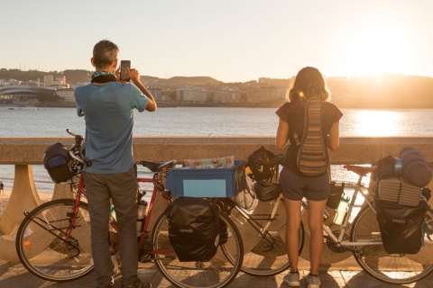 Turistas vendo o mar do calçadão à beira-mar de A Corunha, Galícia