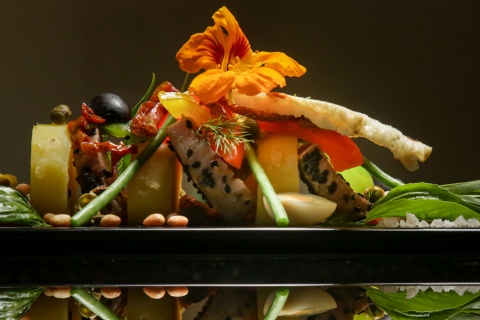 Thunfisch mit schwarzem Sesam, Kartoffeln, Gemüse und kandierten Tomaten