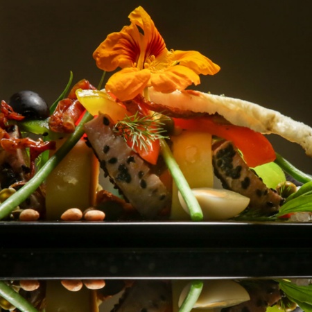 Thunfisch mit schwarzem Sesam, Kartoffeln, Gemüse und kandierten Tomaten