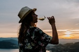 Turista com uma taça de vinho de Ribeiro