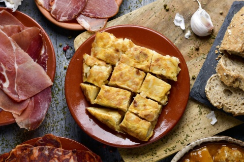 Jamón ibérico y tortilla de patatas, platos típicos de comida española.