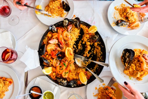Degustation von Paella mit Meeresfrüchten