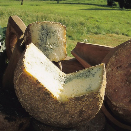 Veduta di Santa María del Naranco, simbolo di Oviedo Formaggio di Cabrales