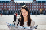 Fille sur la Plaza Mayor de Madrid