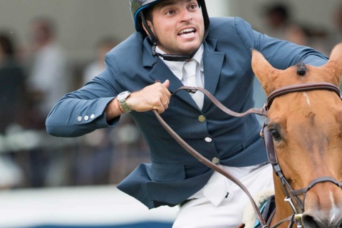 Pferd und sein Jockey bei einem Rennen auf der Pferderennbahn in Madrid