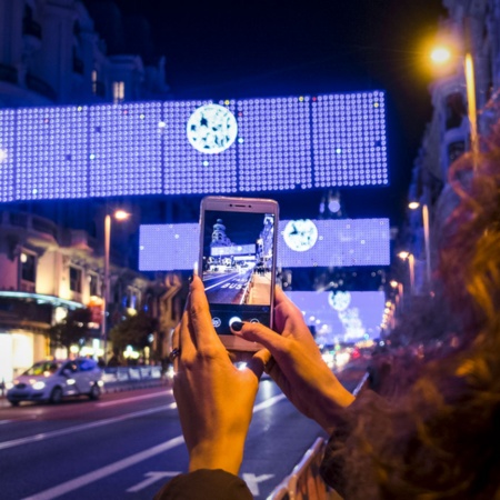 Luces de navidad en la calle Gran Vía de Madrid