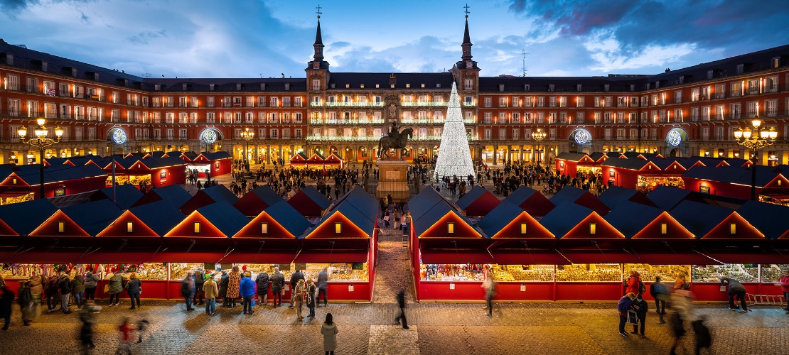 Weihnachtsmarkt auf der Plaza Mayor in Madrid