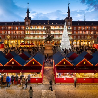 Weihnachtsmarkt auf der Plaza Mayor in Madrid