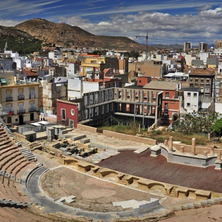 Théâtre romain avec Carthagène en toile de fond